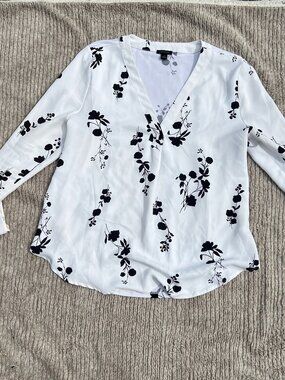 Ann Taylor White Black Floral Silhouette V-Neck Blouse Size M